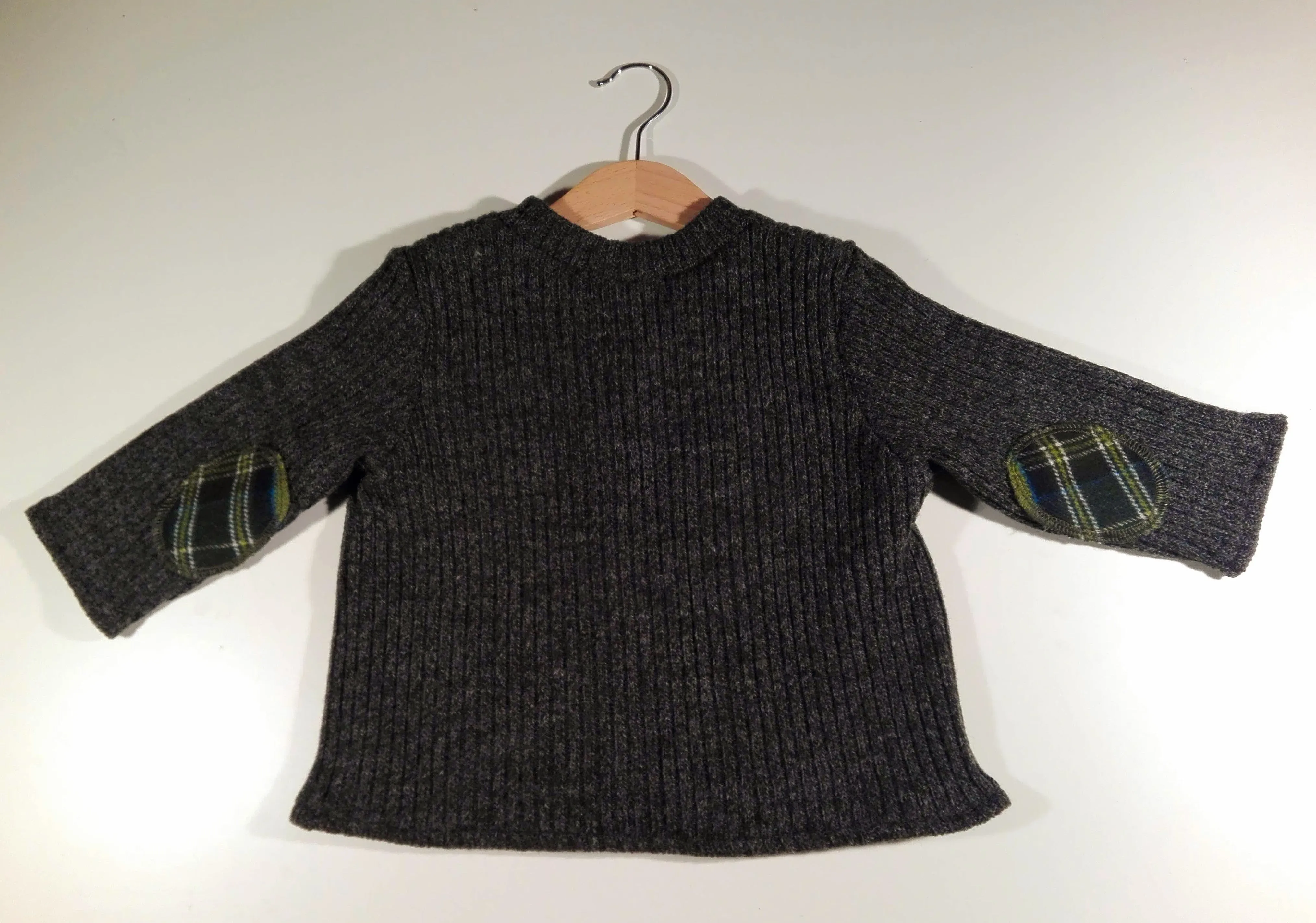 V-necked warm wintersweater in wool